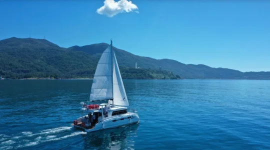 【ダナン発着】海風感じるクルージングとギリシャ・サントリーニ風カフェ「ソンチャマリーナ（Son Tra Marina）」